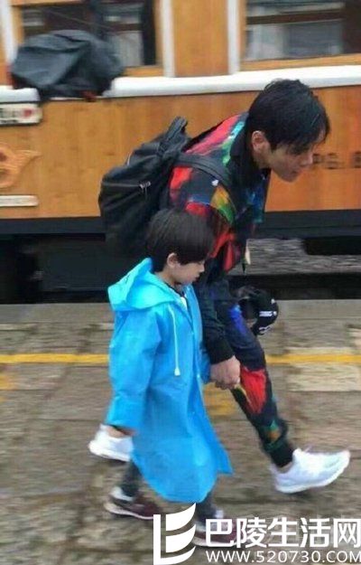 在最近路透照中李亦航换了爸爸