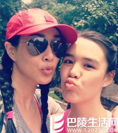 钟丽缇与大女儿自拍