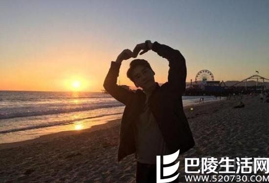 李易峰晒海边爱心照 李易峰晒海边爱心照