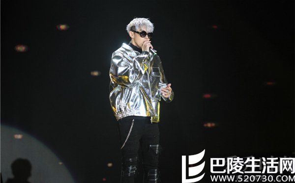 吴亦凡银色外套搭配一头银发亮相