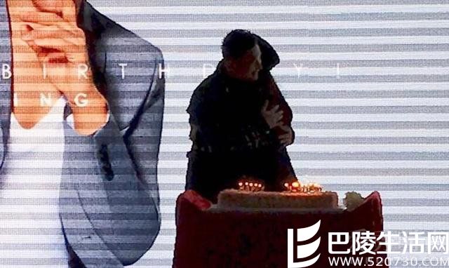 　baby挺孕肚惊喜现身 