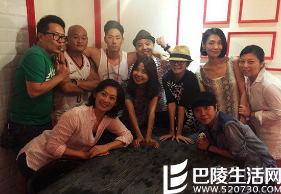 晒《下一站幸福》剧组重聚照