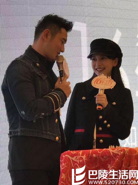 他一脸温柔地看着baby 他一脸温柔地看着baby