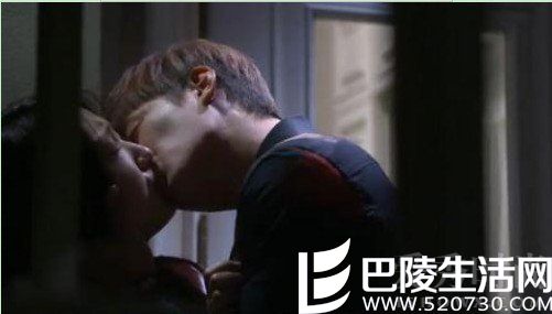 李敏镐朴信惠吻戏遭众人偷窥