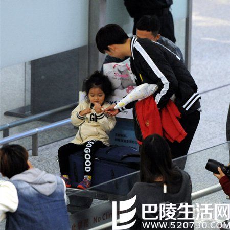 董力给阿拉蕾送礼 董力给阿拉蕾送礼