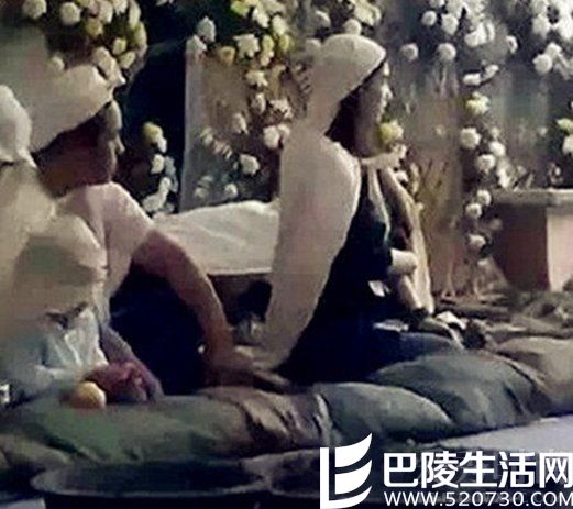 黄圣依戴孝 黄圣依戴孝