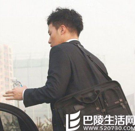 全智贤老公崔俊赫背影