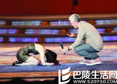 黄圣依跪拜赵本山 黄圣依跪拜赵本山