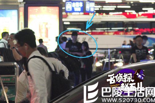 赵又廷紧搂女助理