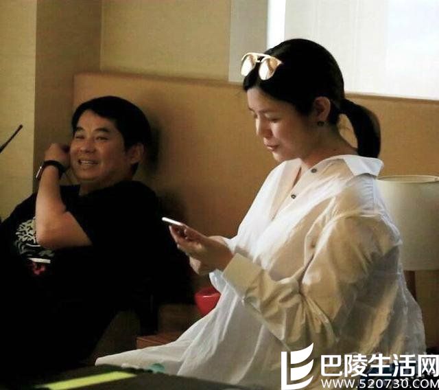 现场陈妍希还看着剧组的拍摄