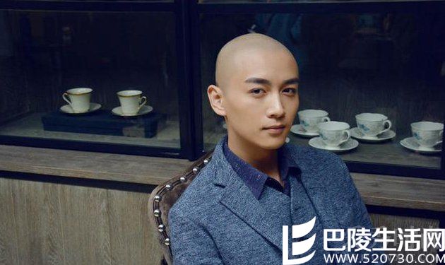 陈晓当天以光头造型示人 陈晓当天以光头造型示人