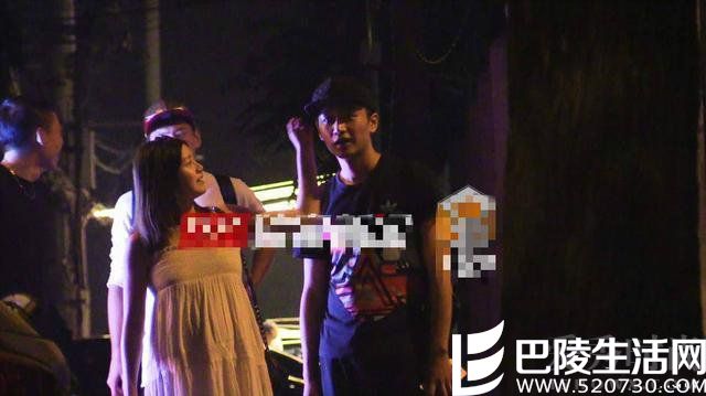 陈妍希贴心的为老公整理帽檐 陈妍希贴心的为老公整理帽檐