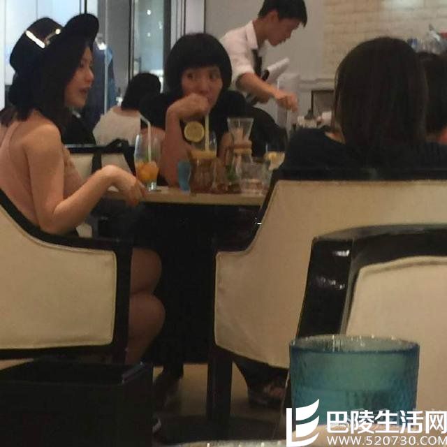 陈妍希跟朋友聚会 陈妍希跟朋友聚会