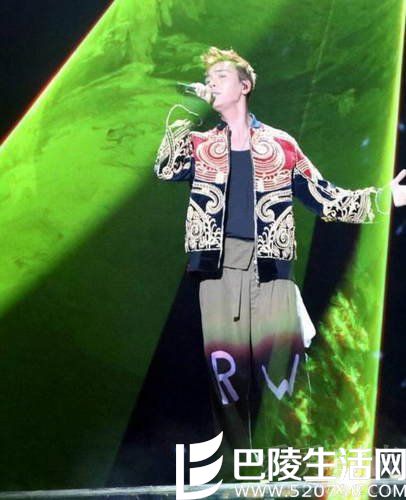 陈伟霆演唱会服装印着“R W” 陈伟霆演唱会服装印着“R W”