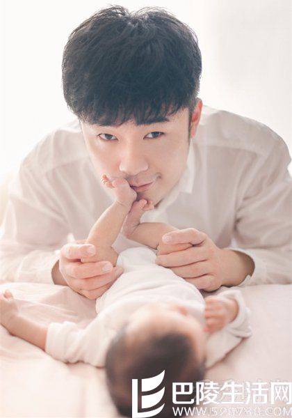 陈赫亲吻女儿小脚 陈赫亲吻女儿小脚