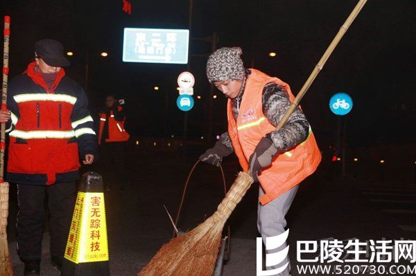 张一山变身环卫工