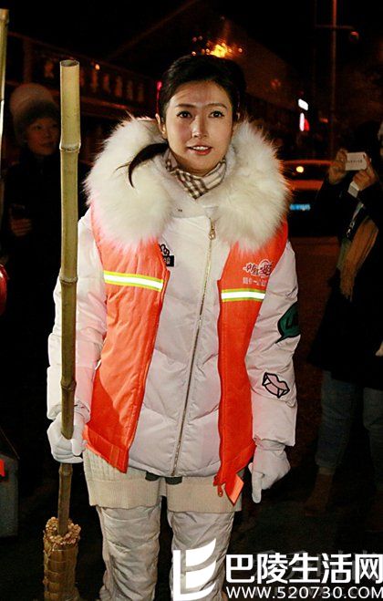 主持人春妮为环卫工送温暖