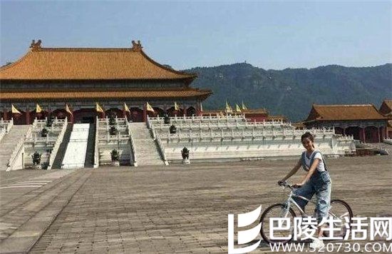 关晓彤学自行车