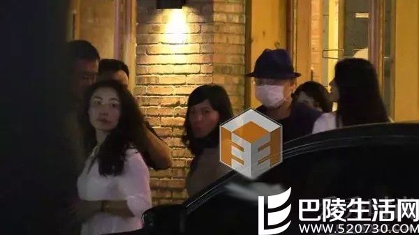 徐峥与多名“网红脸”女性亲密合影