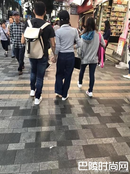 吴奇隆夫妇逛街照片