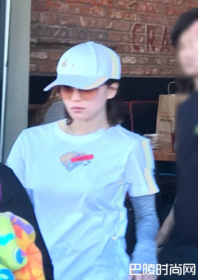 刘诗诗偶遇带白色帽子照片
