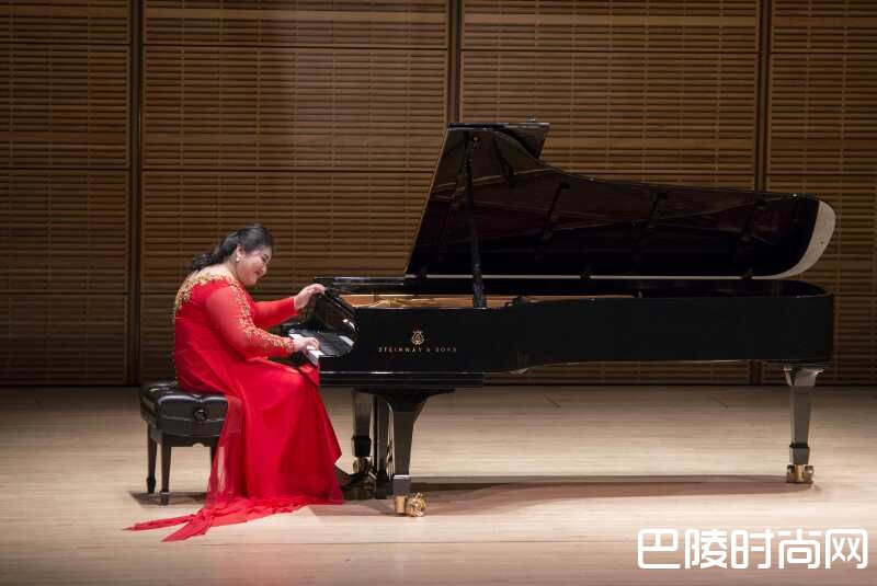 田佳鑫弹钢琴照片