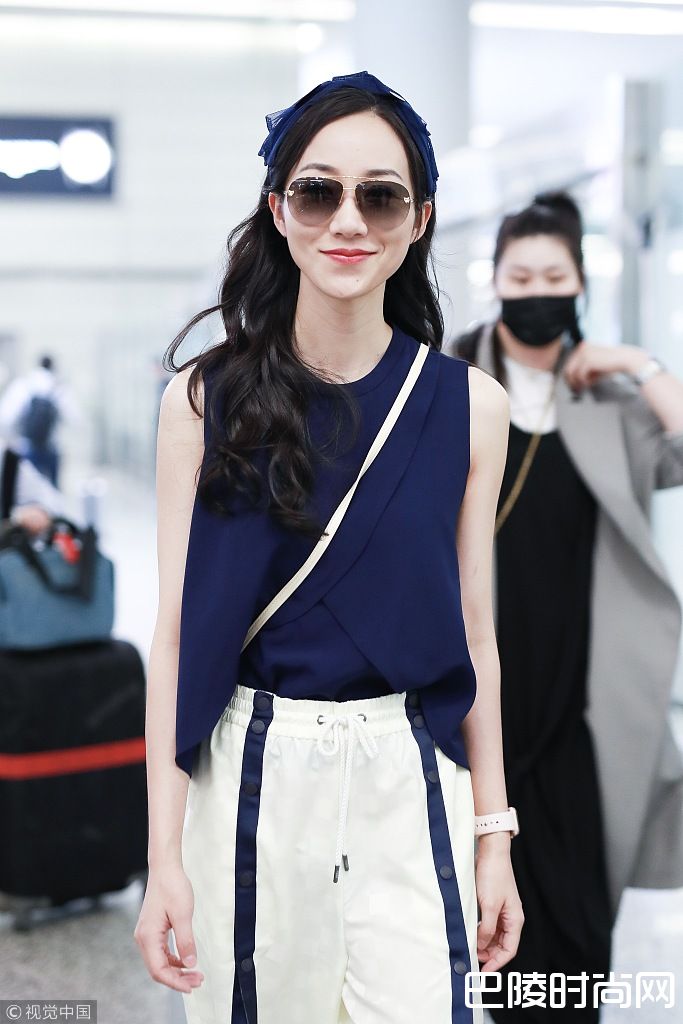 韩雪头扎蓝色发带机场照片