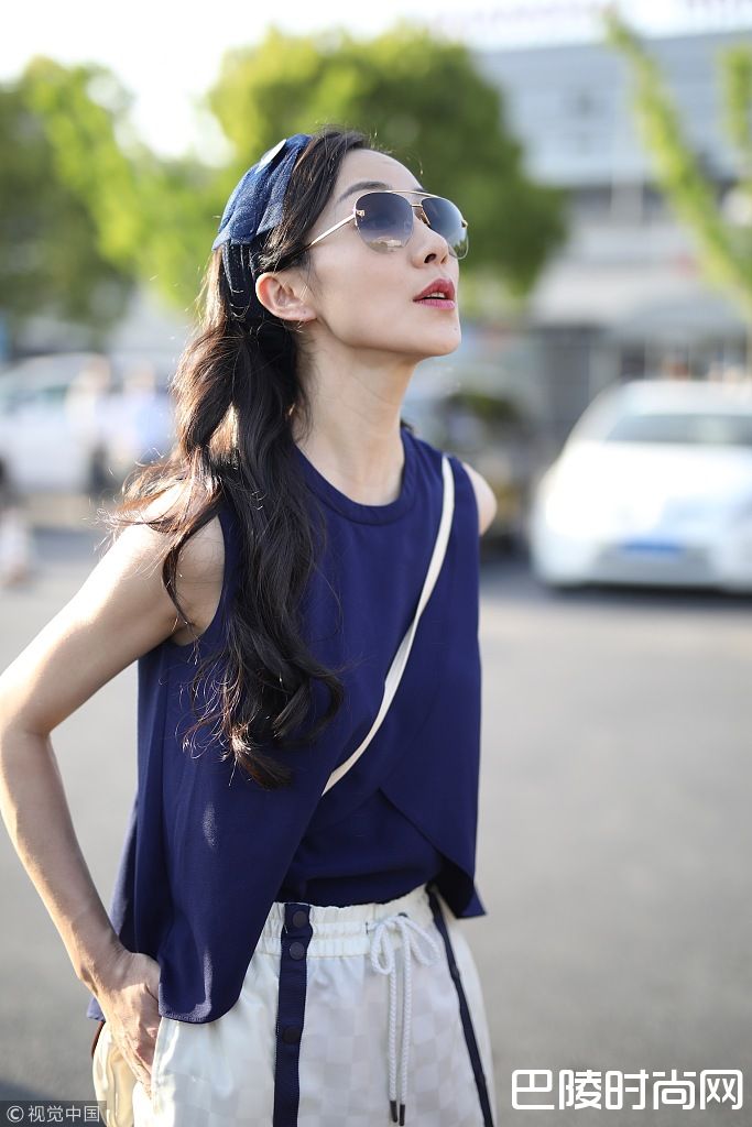 韩雪头扎蓝色发带机场照片