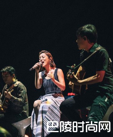 丁当为粉丝唱歌