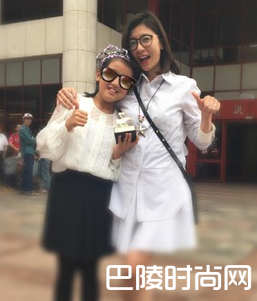 梧桐妹跟妈妈照片