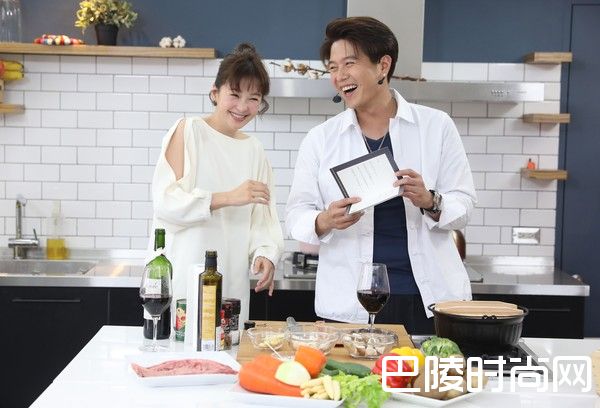 六月和李易照片