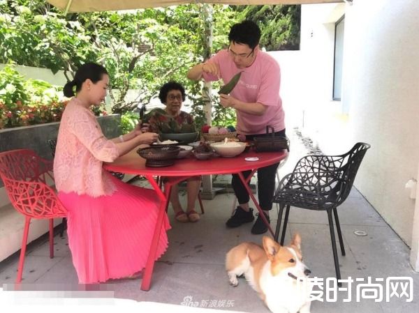 林依轮和老婆妈妈包粽子