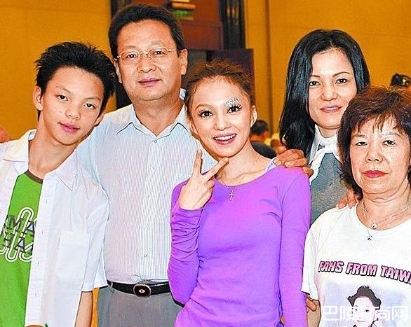 张韶涵父母照片