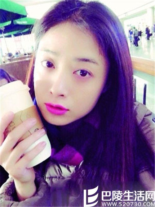 蒋欣拿摩卡 蒋欣拿摩卡