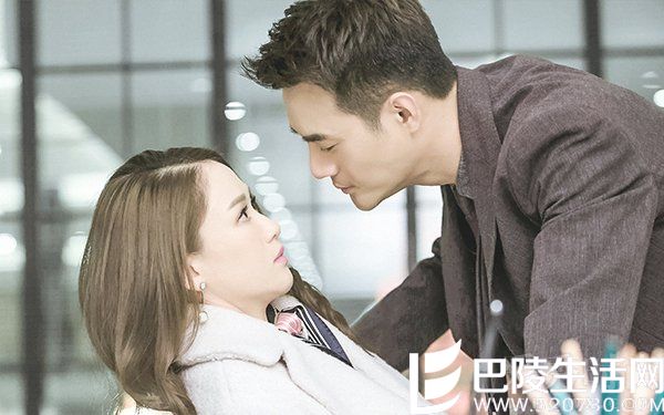 王凯和陈乔恩又在街头拍拥吻