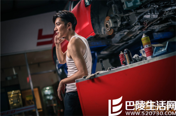 乔任梁饰演赛车手