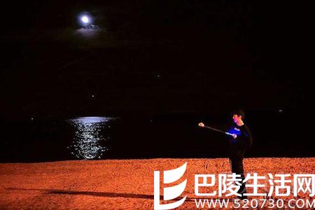 李敏镐漫步西班牙海滩