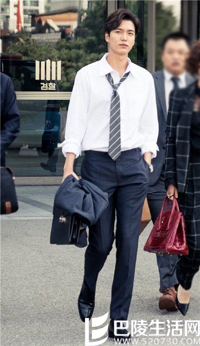 李敏镐在最新电视剧中秀大长腿