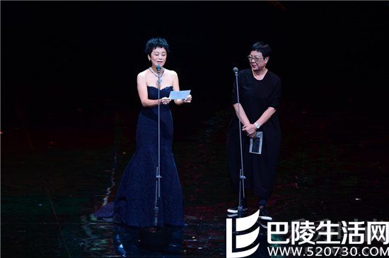 许鞍华张艾嘉上台颁发最佳影片