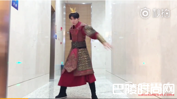 王源变身美猴王 不料撞见六小龄童本尊太尴尬了