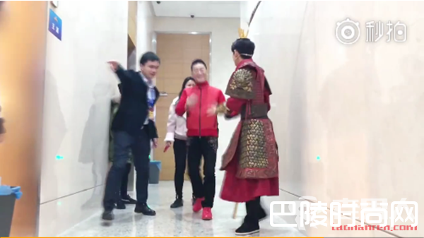 王源变身美猴王 不料撞见六小龄童本尊太尴尬了