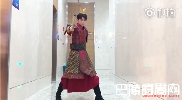 王源变身美猴王 不料撞见六小龄童本尊太尴尬了