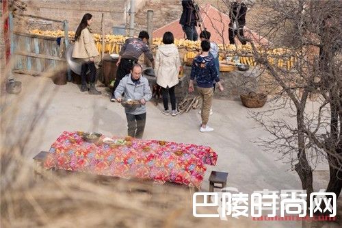 王宝强下乡扶贫抓猪烧饭 潘石屹亲自为其打下手