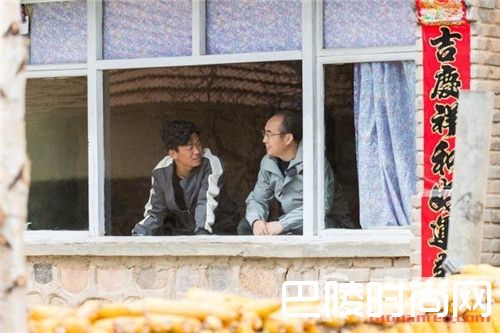 王宝强下乡扶贫抓猪烧饭 潘石屹亲自为其打下手