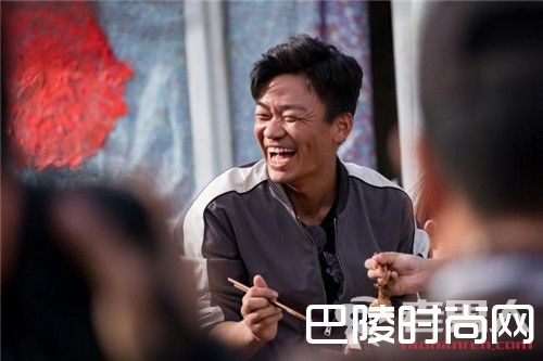 王宝强下乡扶贫抓猪烧饭 潘石屹亲自为其打下手