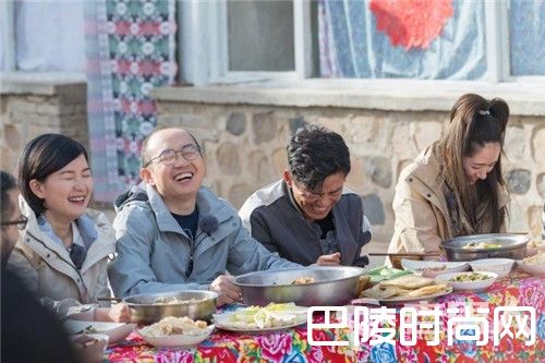 王宝强下乡扶贫抓猪烧饭 潘石屹亲自为其打下手