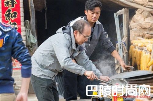 王宝强下乡扶贫抓猪烧饭 潘石屹亲自为其打下手