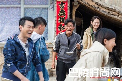 王宝强下乡扶贫抓猪烧饭 潘石屹亲自为其打下手