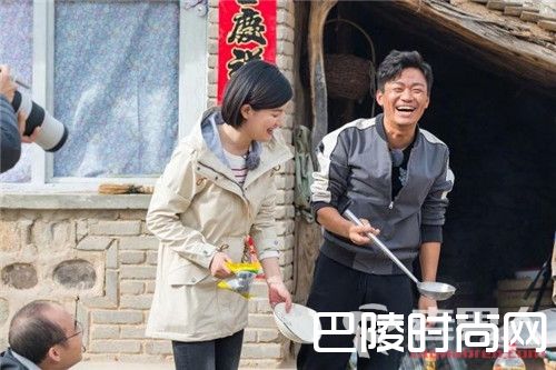 王宝强下乡扶贫抓猪烧饭 潘石屹亲自为其打下手