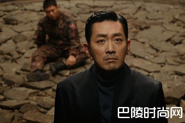 河正宇协助金秀鸿展开审判过程